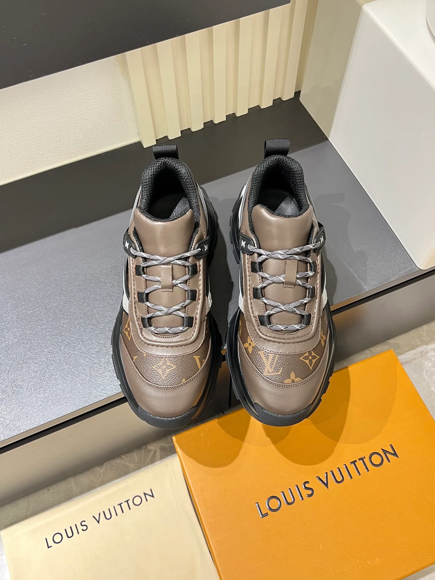 p600 "LOUI* VUITTO*" popular men's casual shoes, genuine development in Italy 💯Purchasing level quality ✔️The upper is made of first-layer cowhide, comfortable and soft sheepskin feet ⚡️ Fashionable and versatile, the toe last shape is firm and full, the soles are made from original LV molds and can be freely entered and exited the counter. Light and comfortable on the feet~Purely handmade, details determine quality! Size:39-44!